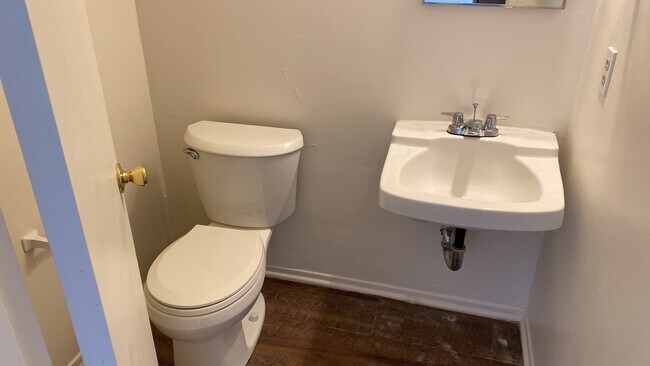 Building Photo - 770 E Mariposa St