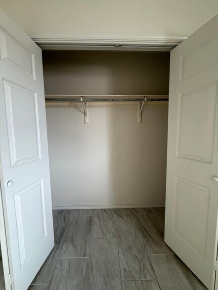 Building Photo - 1802 Oasis Dr