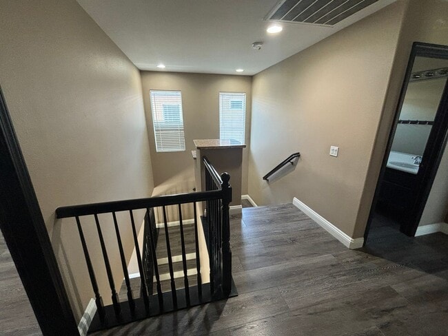 Building Photo - Stunning 3-Bedroom Home with Resort-Style ...
