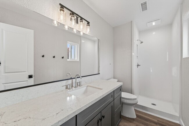 Building Photo - Charming 3-Bedroom Condo in Creekside Village – Prime Location!