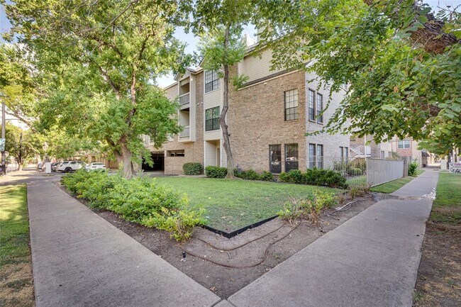 Building Photo - 715 W 22 1/2 St