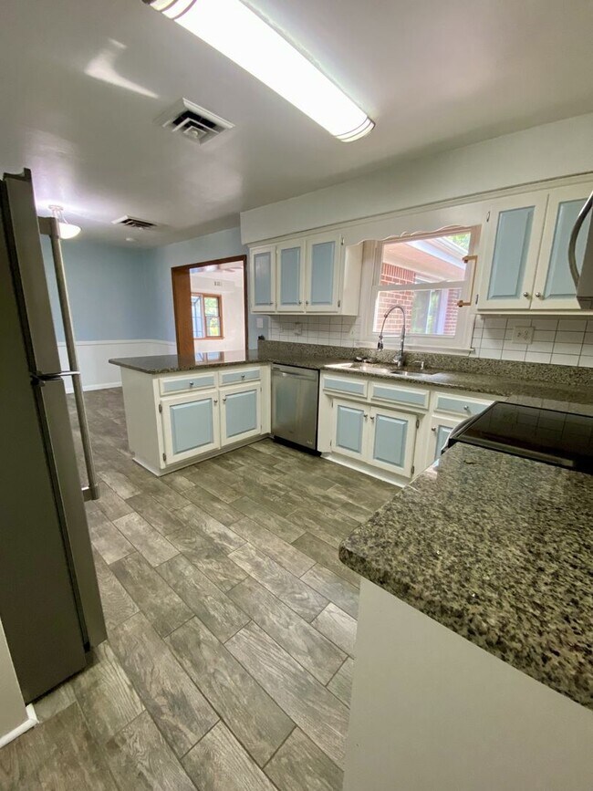 Building Photo - Beautiful Elizabeth River Home