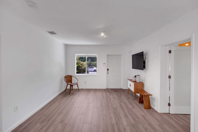Building Photo - 565 NW 49th St