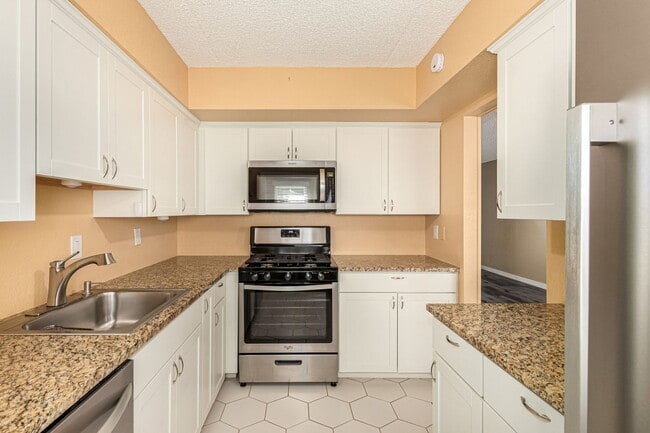 Building Photo - Spacious PHX Condo