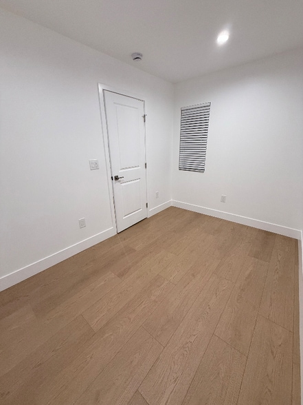 Building Photo - 442 E 44th Cir