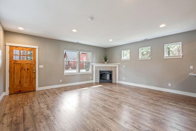 Building Photo - Modern 3 BR home on beautiful wooded lot in Sisters