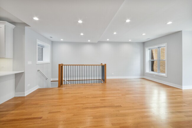 Building Photo - 4626 N Ashland Ave