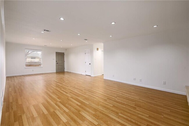 Building Photo - 8706 Primrose Ln