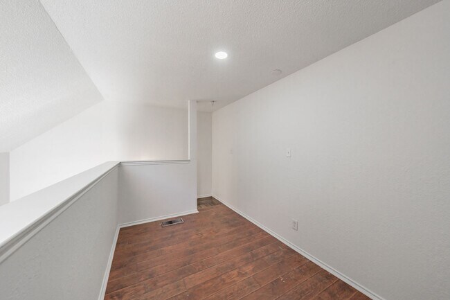 Building Photo - Updated 1-Bedroom Condo in Gated Community – Prime West 7th Location