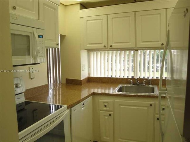 Building Photo - 17021 N Bay Rd