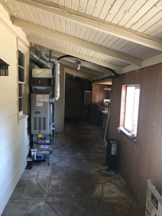 Building Photo - Charming 3 Bed/1 Bath Home in Downtown New...