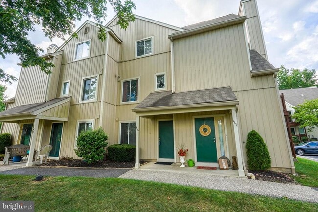 Primary Photo - 166 Woodlake Dr