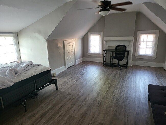 Building Photo - 226 E 16th Ave