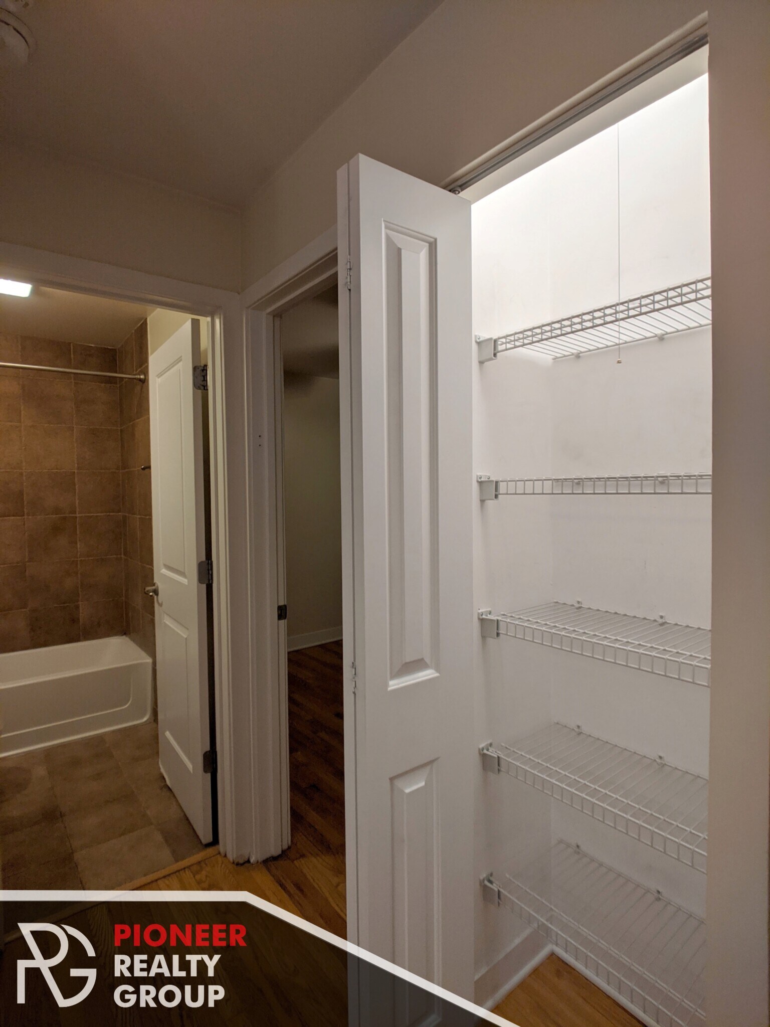 Building Photo - 643 W Wrightwood Ave