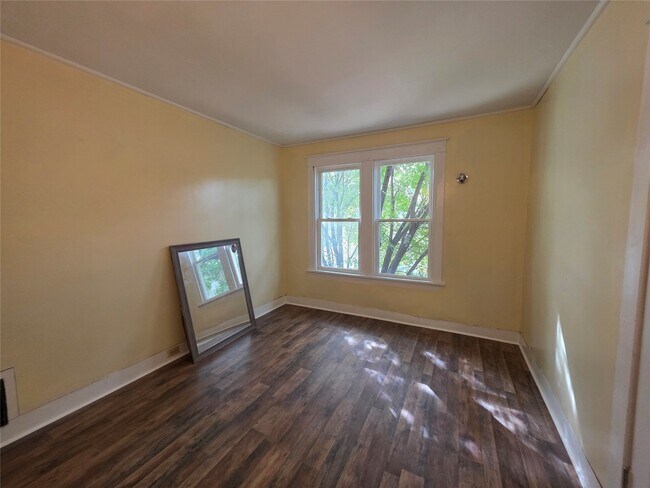 Building Photo - 155 Willow St