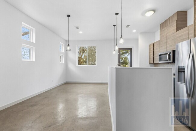 Building Photo - 1520 Parker Ln