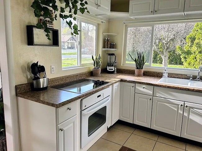 Building Photo - A st.