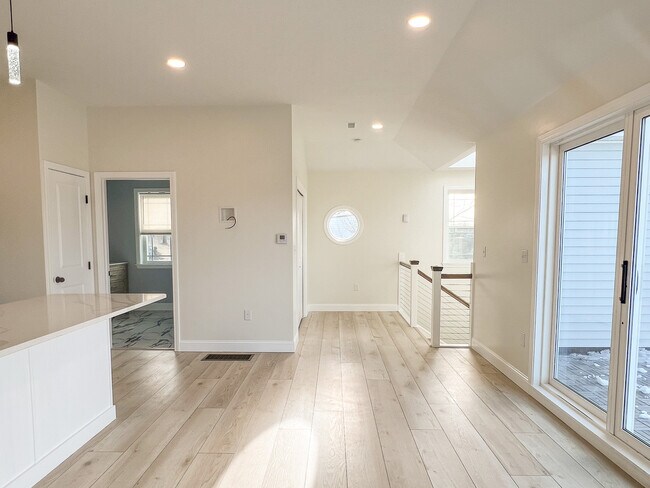 Building Photo - 194 Commercial St