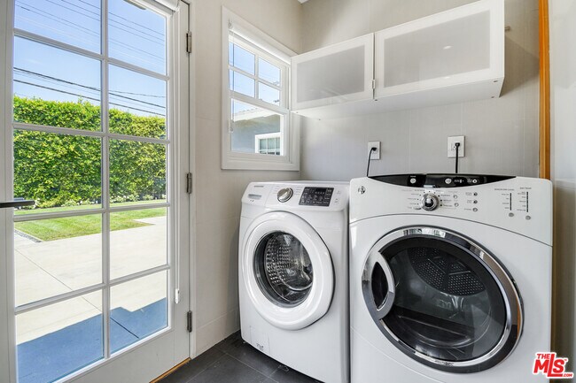Laundry area - 1915 S Crescent Heights Blvd