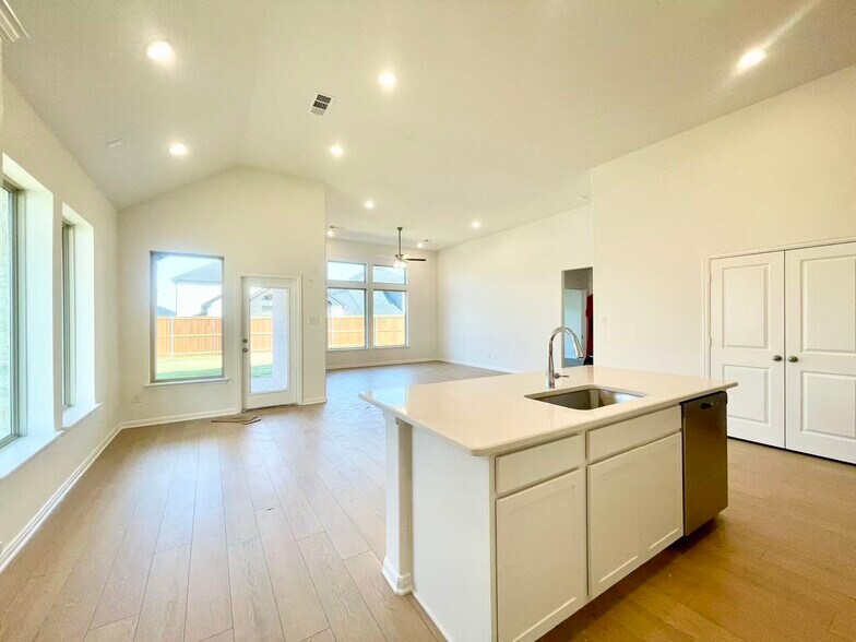 Building Photo - 16205 Garden Dr