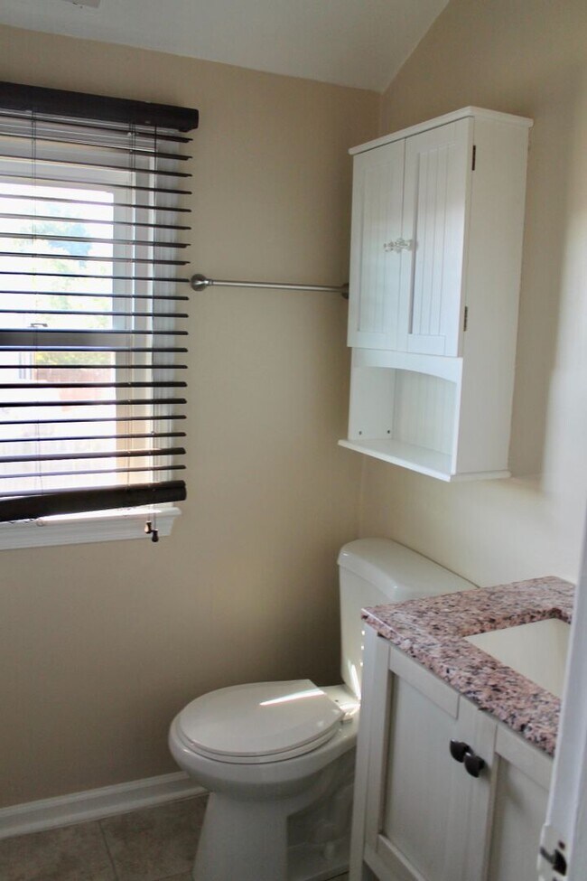 Building Photo - 3BD/2.5BA Home minutes from Dam Neck!  Full fenced Back yard!!