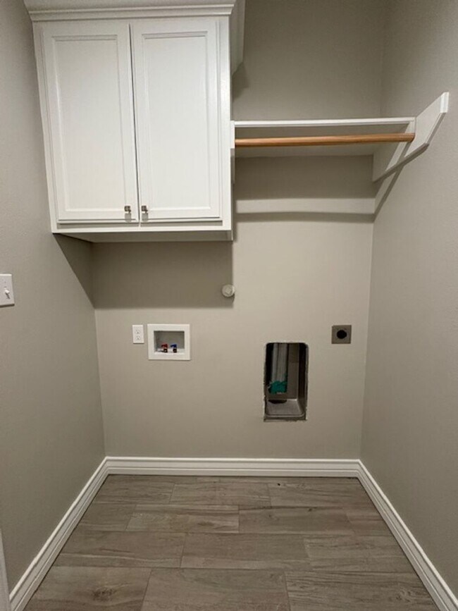 Building Photo - DCR602