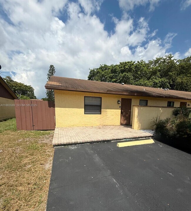 Building Photo - 4403 NW 4th Ave