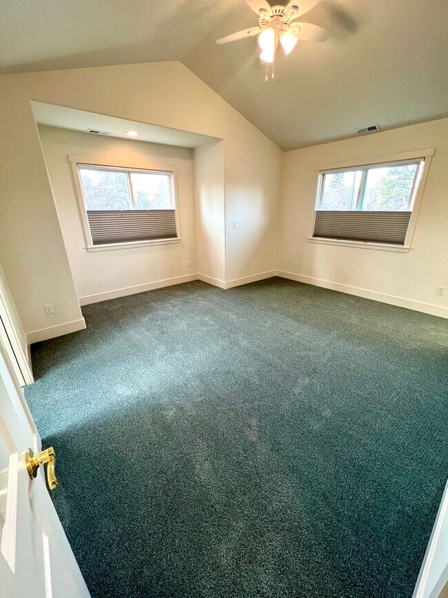 Building Photo - Stunning 3 Bed, 2.5 Bath Home in the Heart of Downtown Bend!