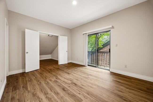 Building Photo - 250 Sugar Berry Cir