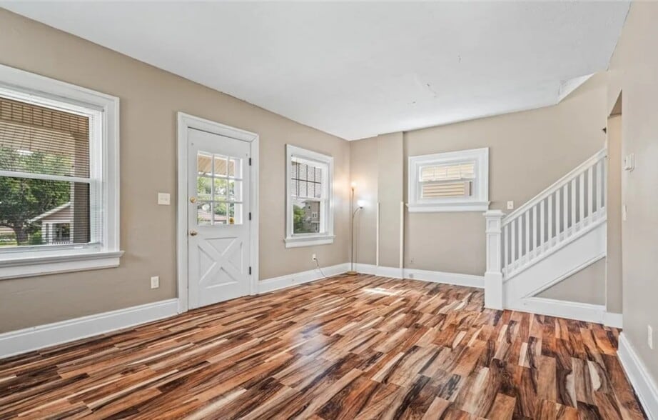 Building Photo - 900 E Stewart St