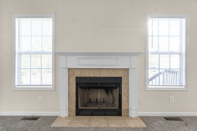 Building Photo - COMING SOON!    Cute home close to shoppin...