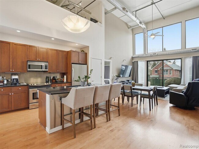 Building Photo - 610 S Troy St