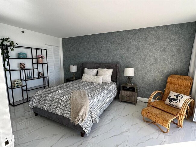 Building Photo - 7601 E Treasure Dr