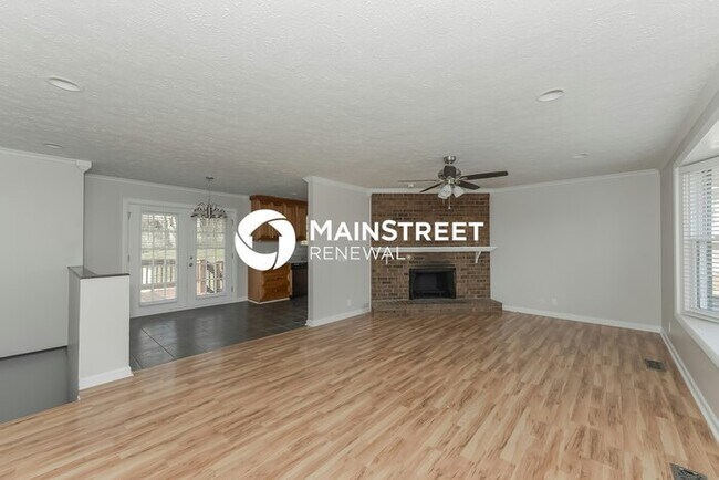 Building Photo - 4 Bedroom Pet-Friendly Home in Hendersonville, TN with Main Street Renewal