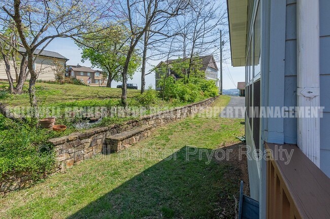 Building Photo - 323 Walsh Rd