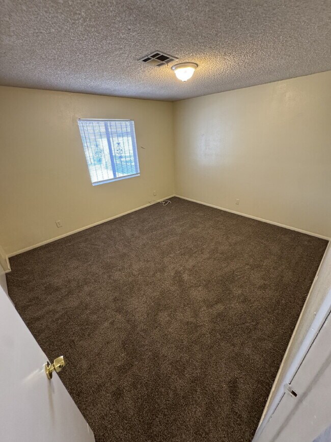 Building Photo - 2 bedroom 2 bath Single Story located in HENDERSON