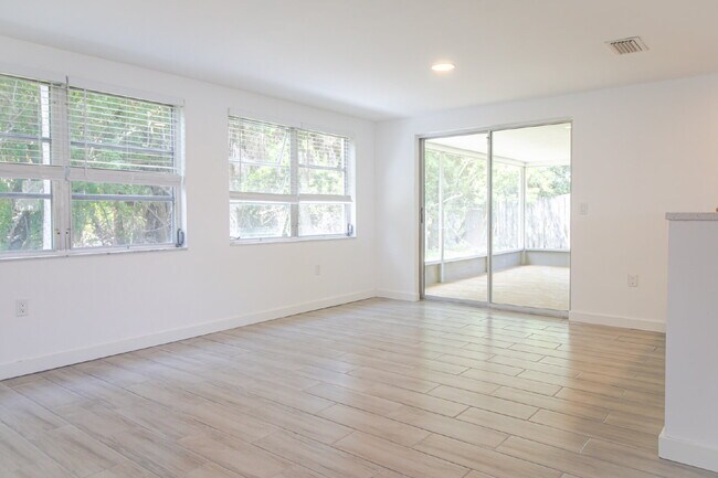 Building Photo - Beautiful 3/2 house in Gulf Harbor