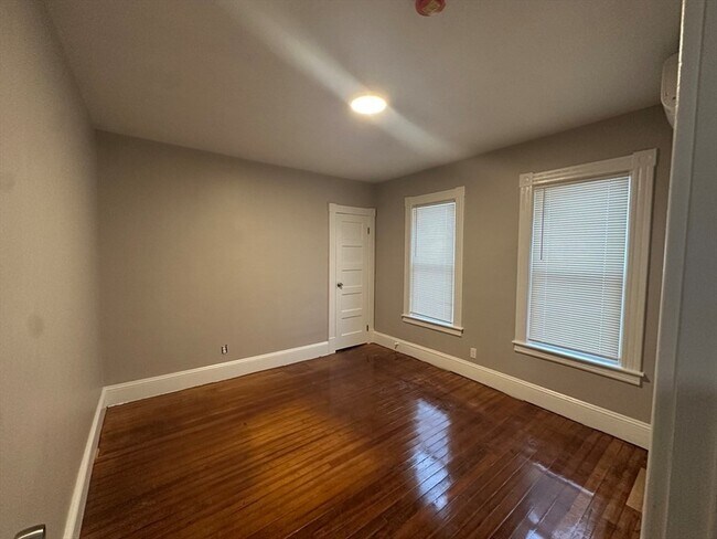 Building Photo - 37 Cortland St