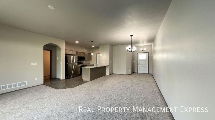 Building Photo - 3 Bed 2.5 Bath Townhome