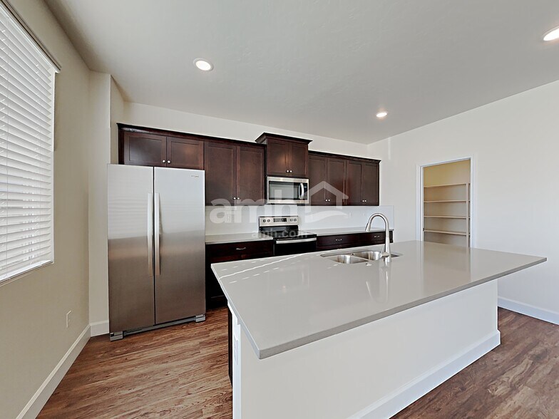 Building Photo - 933 N Barkvine Ave