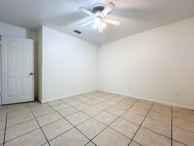 Building Photo - Spacious 2/1 in Sugarfoot Area - Fenced in...