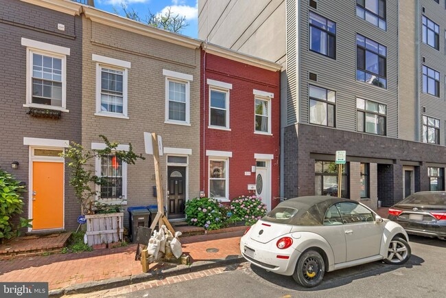 Building Photo - 219 Parker St NE