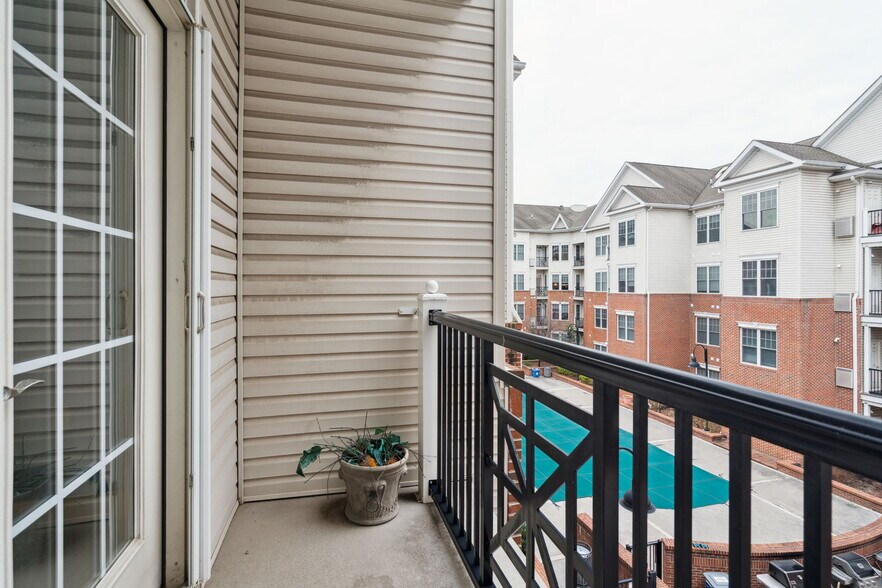 Building Photo - 300 W Elm St