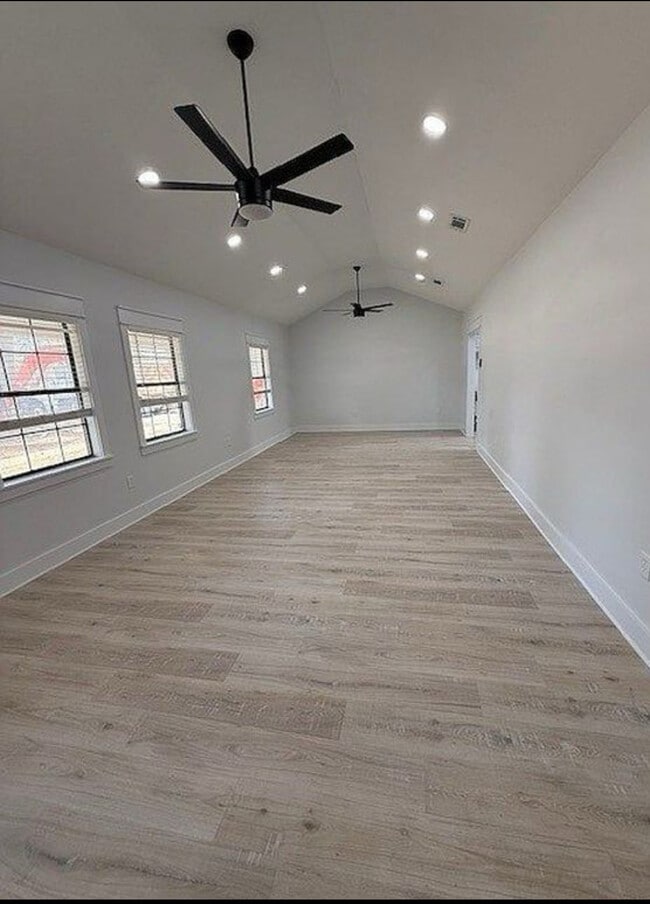 Building Photo - 81 Lakeview Dr