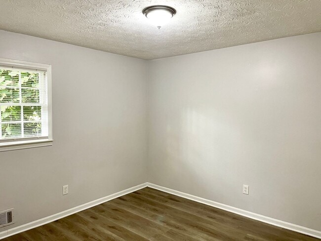 Building Photo - Welcome to this charming 2-bedroom, 1-bath...