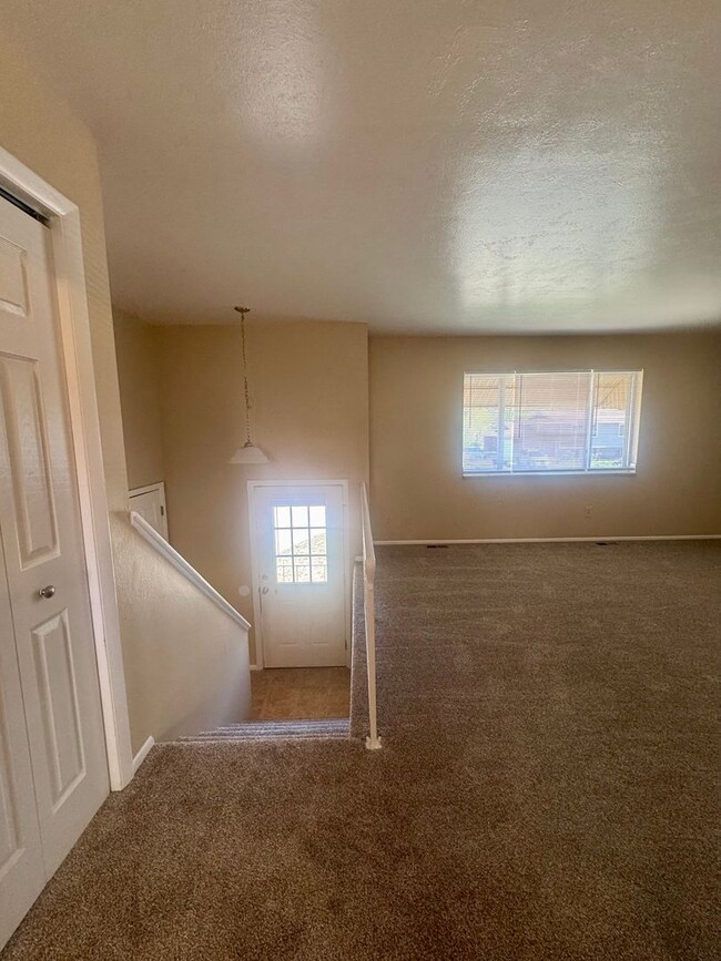 Building Photo - 4 Bedroom Split-Level in Widefield