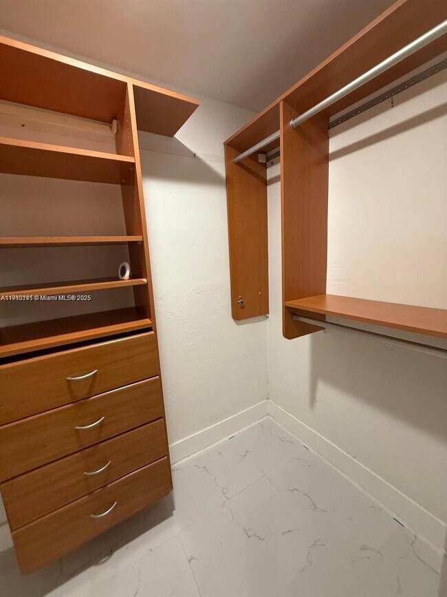 Building Photo - 1401 NE 191st St