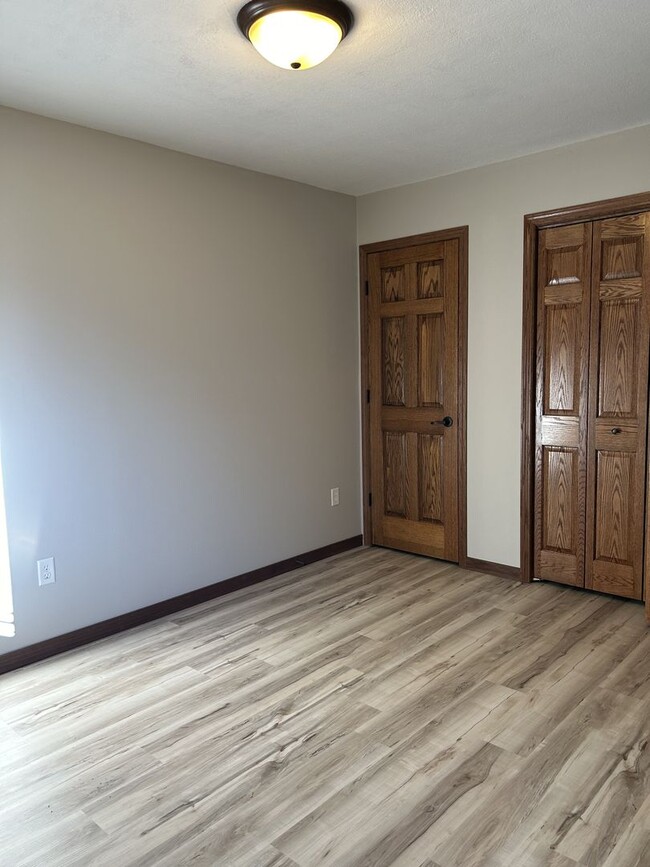 Building Photo - 3 Bedroom, 2 Bathroom Townhome- Great SW L...