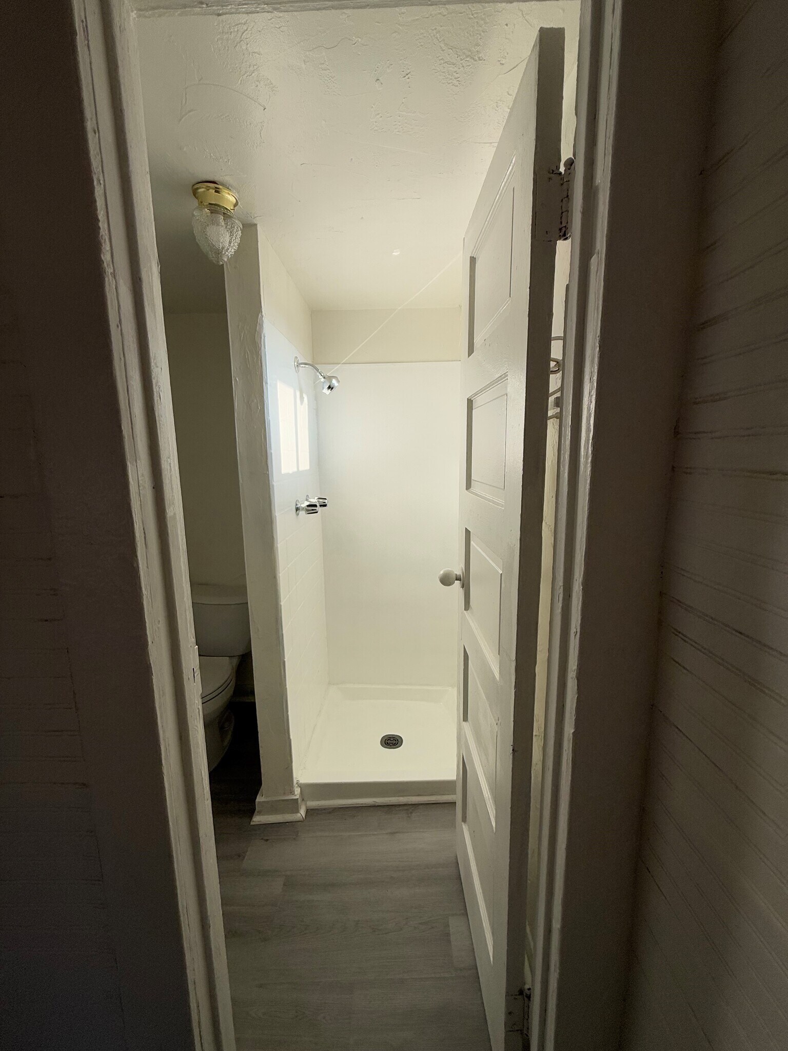 Main bathroom - 1929 Daly St