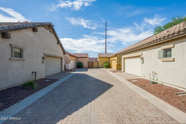 Building Photo - 2528 S Portland Ave